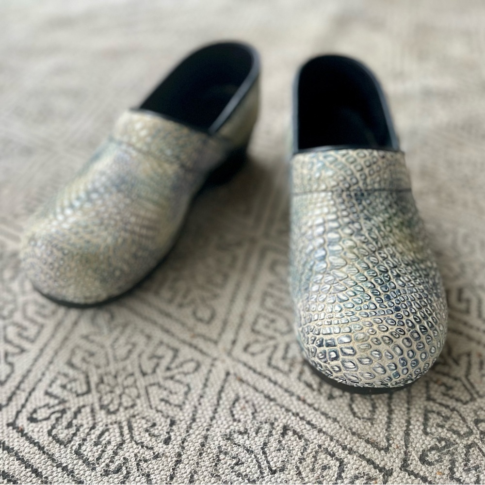 Sanita Textured Embossed Lizard Clogs size 40, Light Blue & Cream